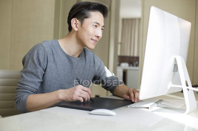 Male illustrator drawing sketch on drawing tablet — Stock Photo
