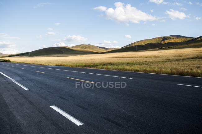 Vue panoramique de l'autoroute dans la province de Mongolie intérieure, Chine — Photo de stock