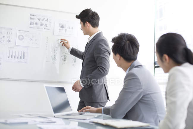 Negócios chineses falando na sala de reuniões — Fotografia de Stock