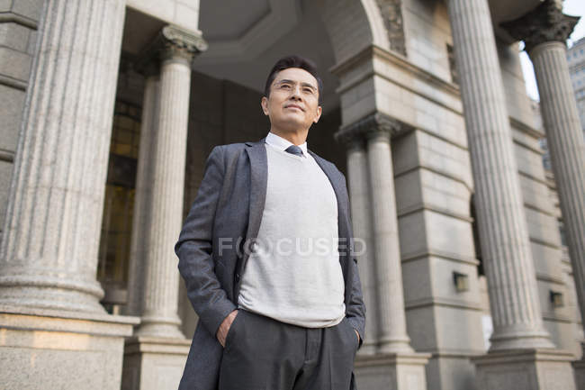 Uomo d'affari cinese guardando la vista in città — Foto stock