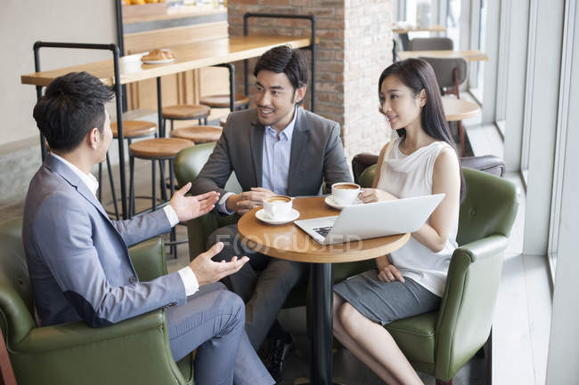 Азиатские бизнесмены встречаются в кафе — стоковое фото
