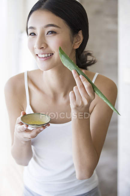 Femme chinoise appliquant aloe vera hydratant naturel — Photo de stock