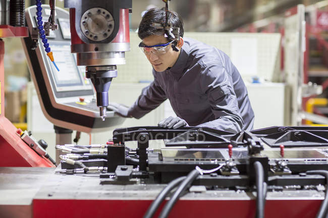 Ingegnere maschio cinese che lavora in fabbrica industriale — Foto stock