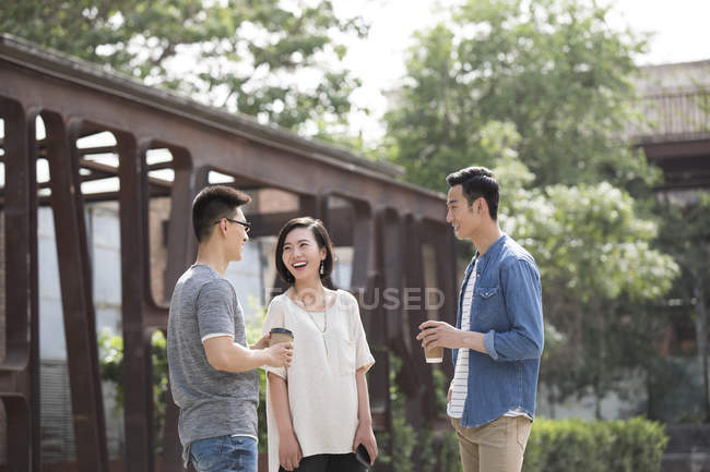 Китайський друзів з кави говорити в місті — стокове фото