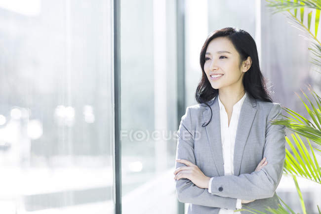 Asiatique femme d'affaires avec bras croisés — Photo de stock