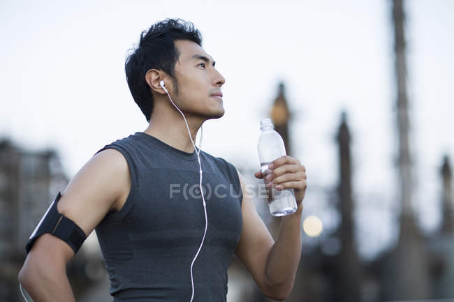 Chinese man resting after exercising on street — Stock Photo