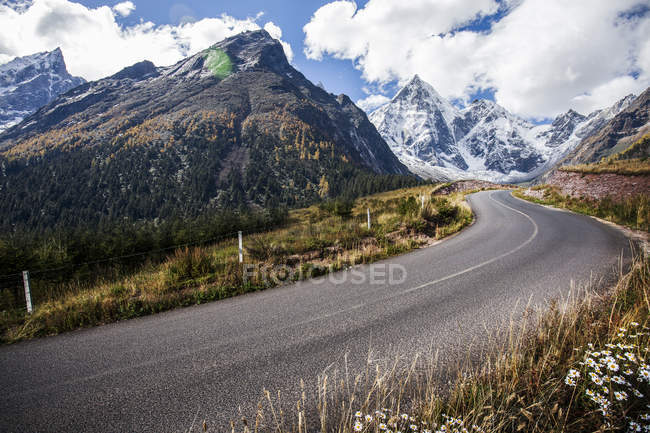 Highway in snowcapped mountains in Sichuan province, China — Stock Photo