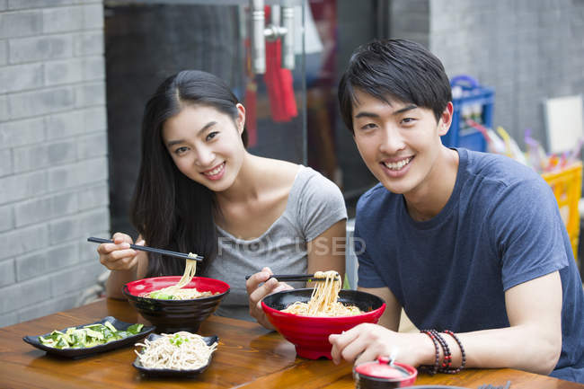 Couple chinois déjeunant — Photo de stock