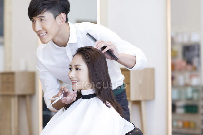 Barbeiro chinês corte de cabelo do cliente — Fotografia de Stock