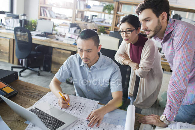 Arquitetos trabalhando no escritório com projetos de laptop no escritório — Fotografia de Stock