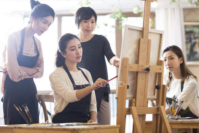 Asian women with art teacher working in studio — Stock Photo