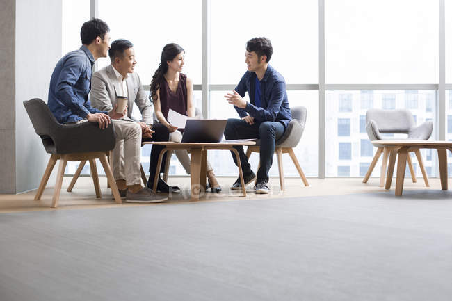 Equipe de trabalho de discussão de empresários chineses em reunião — Fotografia de Stock