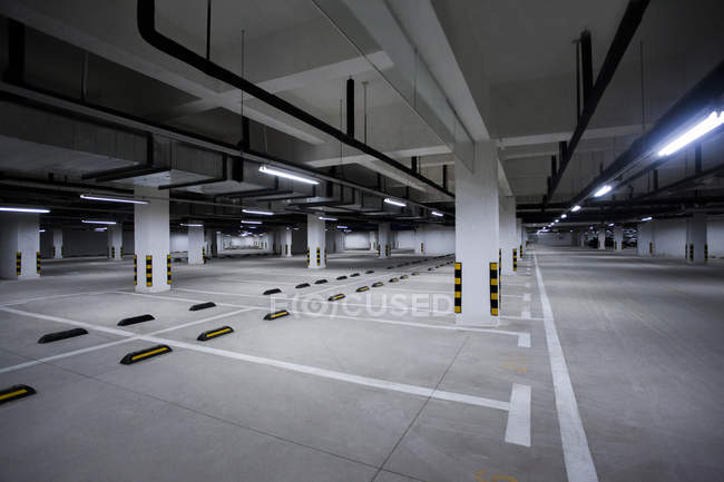 Cena urbana de estacionamento moderno na China — Fotografia de Stock