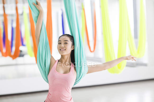 Asiatin praktiziert Aerial Yoga — Stockfoto