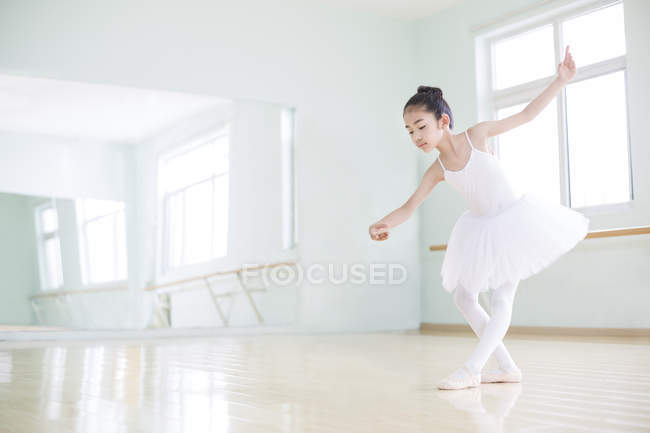 Chinese girl practicing ballet in studio — Stock Photo