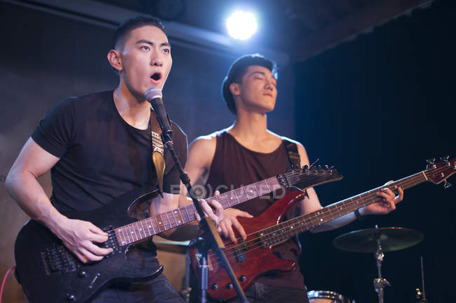 Banda musical chinesa se apresentando no palco — Fotografia de Stock