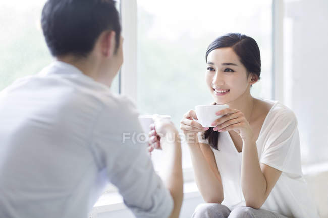 Couple chinois buvant du café dans un café — Photo de stock