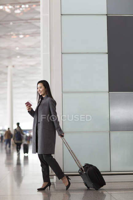 Mulher asiática puxando bagagem no lobby do aeroporto — Fotografia de Stock