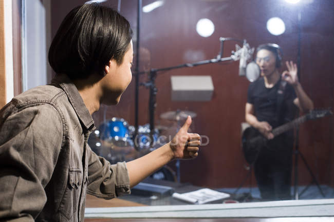 Homens chineses gravando com guitarra em estúdio — Fotografia de Stock