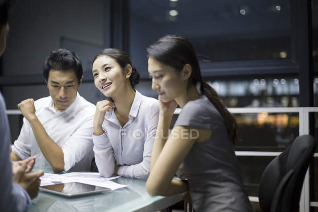 Les gens d'affaires chinois parlent en réunion — Photo de stock