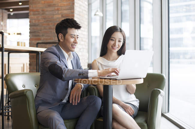 Asiatique homme et femme de travail avec ordinateur portable dans le café — Photo de stock