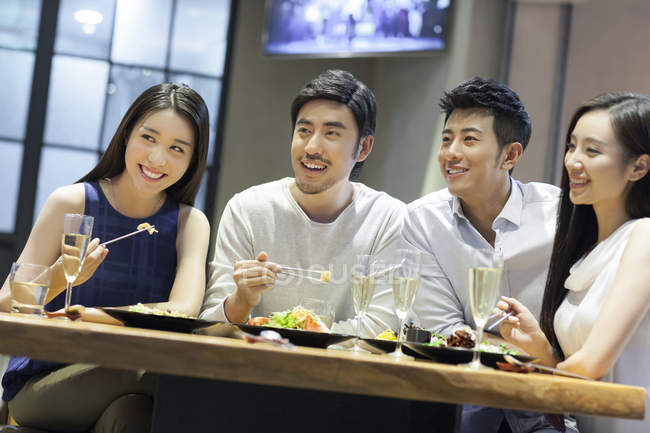 Amis asiatiques dîner ensemble au restaurant — Photo de stock