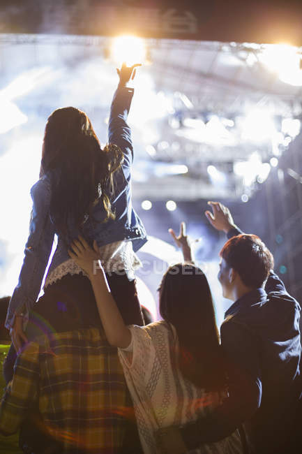 Amigos chineses se divertindo no festival de música — Fotografia de Stock