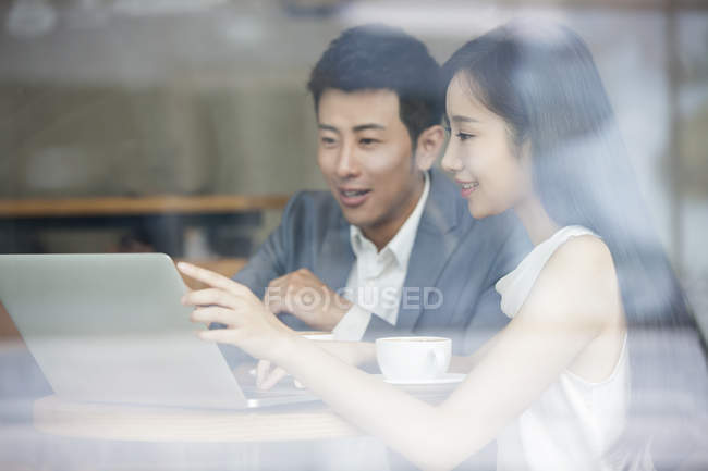 Asiático homem e mulher trabalhando com laptop no café — Fotografia de Stock
