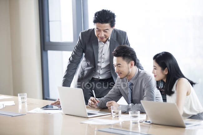 Asiático pessoas de negócios usando laptop na sala de reuniões — Fotografia de Stock