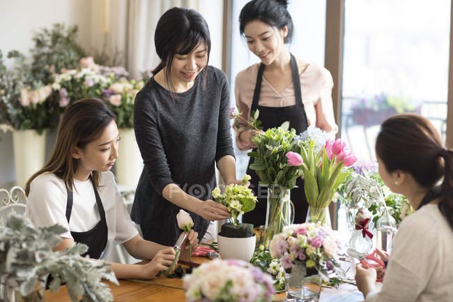 Asiatische Frauen lernen Blumenschmuck — Stockfoto