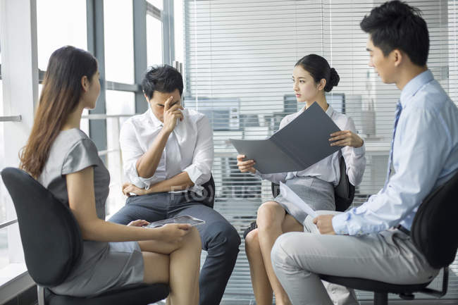 Equipe de negócios chinesa discutindo o trabalho em reunião — Fotografia de Stock