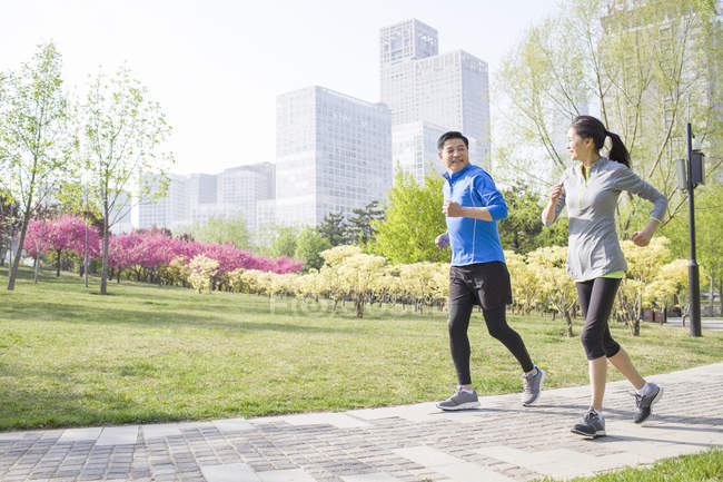 Maduro chinês casal jogging no parque — Fotografia de Stock