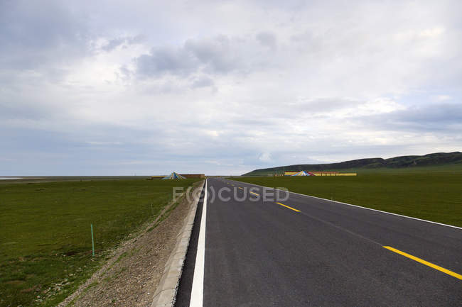 Rural road in Qinghai province, China — Stock Photo