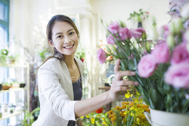 Donna cinese che compra fiori nel negozio — Foto stock