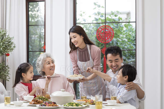 Семейный китайский новогодний ужин — стоковое фото