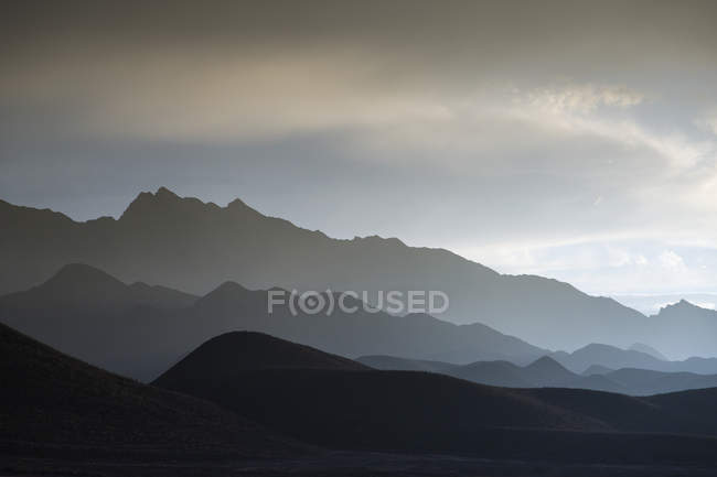 Montaña y cielo en la provincia de Gansu, China - foto de stock