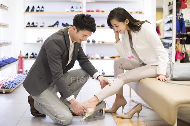 Китайская пара покупает обувь в магазине — стоковое фото