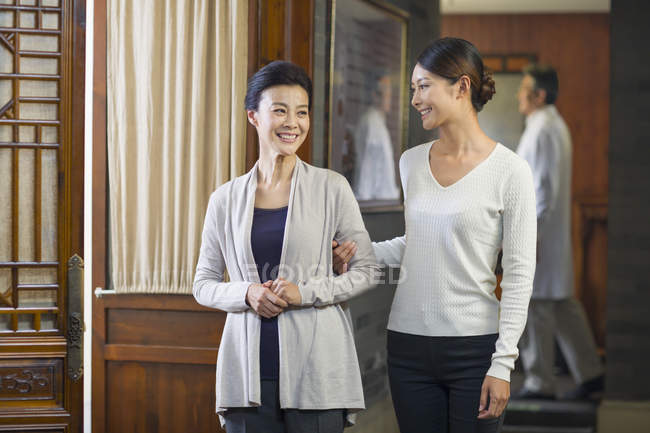 Mutter und Tochter im altmodischen chinesischen Kliniksaal — Stockfoto