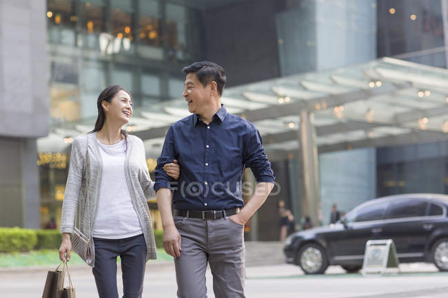 Couple chinois mature marchant en ville — Photo de stock
