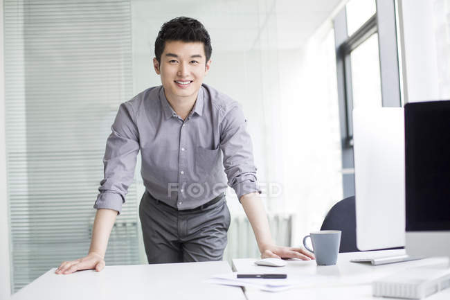Empresario chino en el lugar de trabajo en la oficina - foto de stock