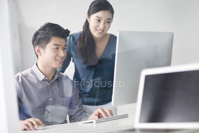 Chinesische Mitarbeiter nutzen Computer im Büro — Stockfoto