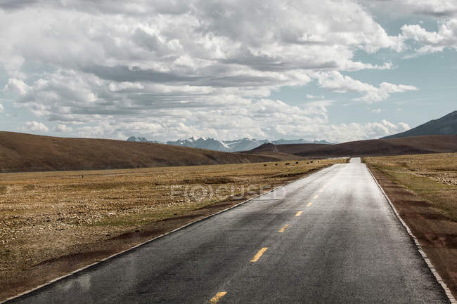 Estrada da pradaria no Tibete, China — Fotografia de Stock