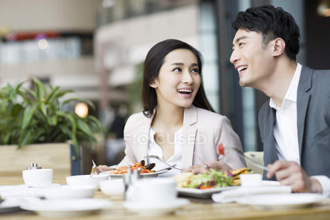Chinese couple dining in restaurant — Stock Photo