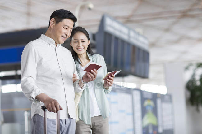 Casal chinês maduro esperando no aeroporto — Fotografia de Stock