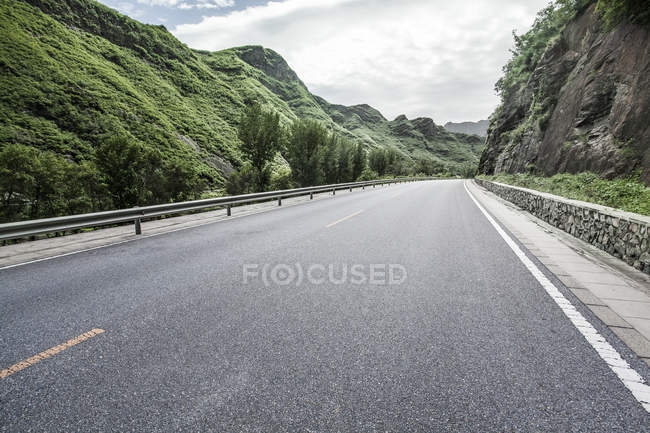 Vista panorâmica da estrada de montanha na China — Fotografia de Stock
