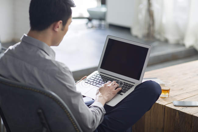 Asiatico uomo working con laptop in ufficio — Foto stock