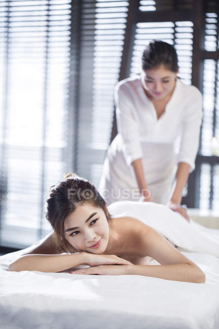 Giovane donna cinese che riceve massaggi al centro benessere — Foto stock