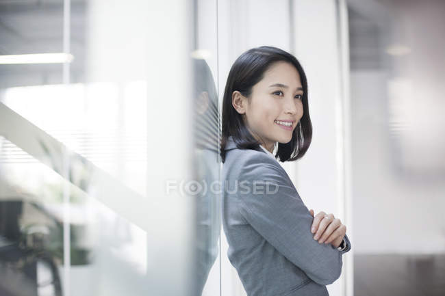 Vista laterale della giovane donna d'affari cinese — Foto stock
