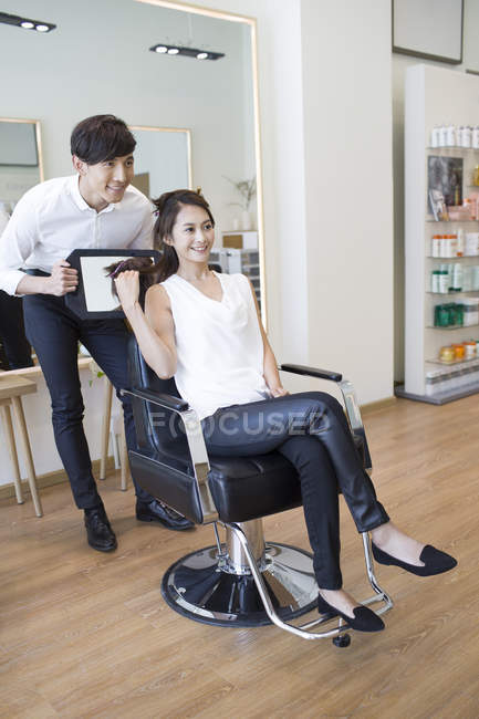 Chinese woman having haircut in salon — Stock Photo