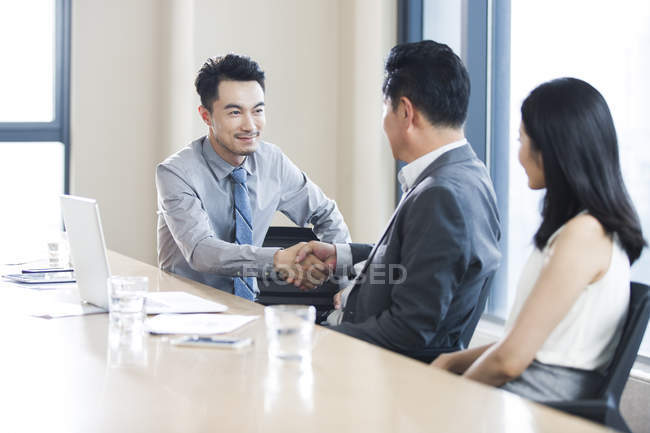 Geschäftsleute beim Händeschütteln nach Treffen im Amt — Stockfoto